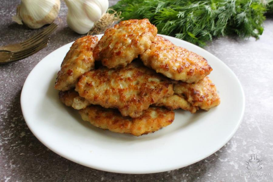 Нежные оладьи из куриного фарша на сливках