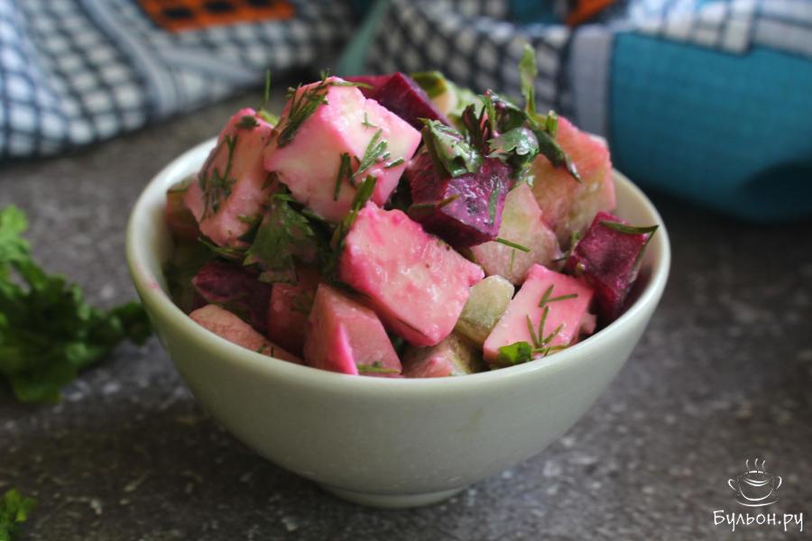 Свекольный салат с огурцом и брынзой