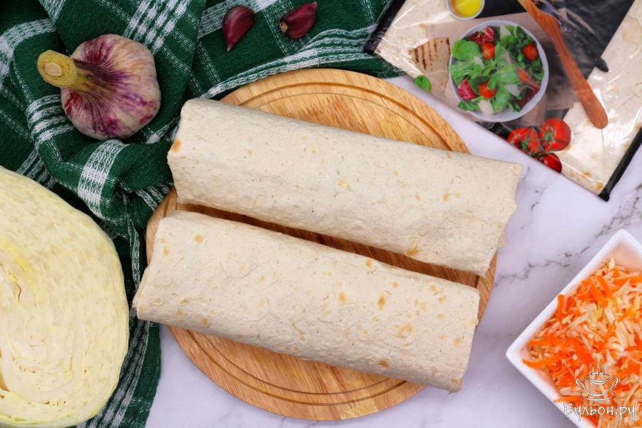 Ролл из лаваша с фаршем и овощами