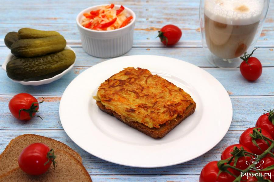 Бутерброд с жареной тертой картошкой и морковью