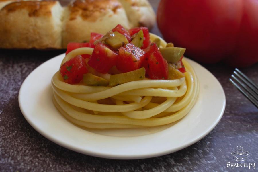 Летние спагетти с оливками и томатами