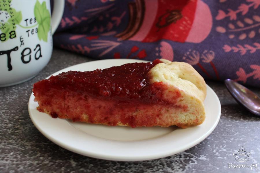 Открытый пирог со свежими сливами