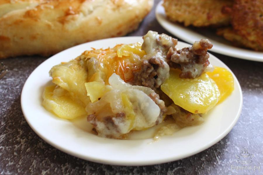 Картофельная запеканка с фаршем под соусом Бешамель