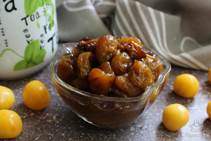 Варенье из белой черешни с грецкими орехами