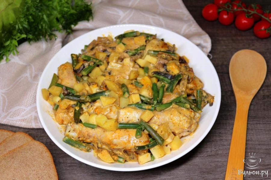 Куриные голени с овощами и сметанным соусом
