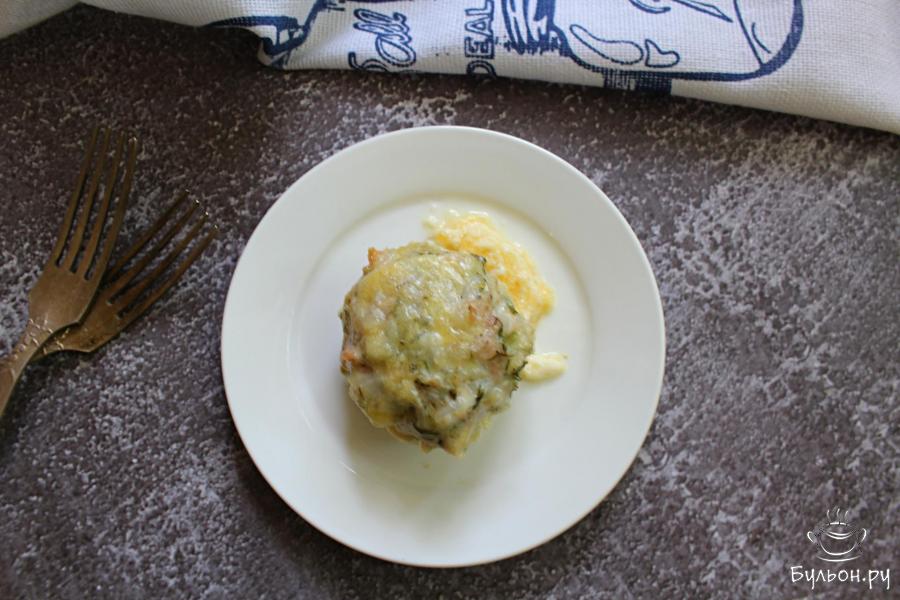 Куриные тефтели с сырным соусом в духовке