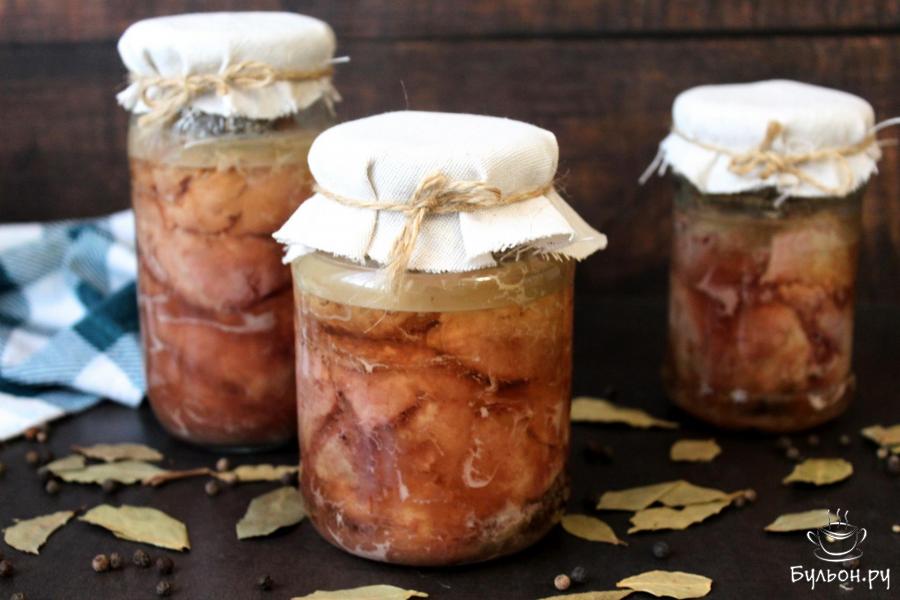 Тушенка из свинины на плите