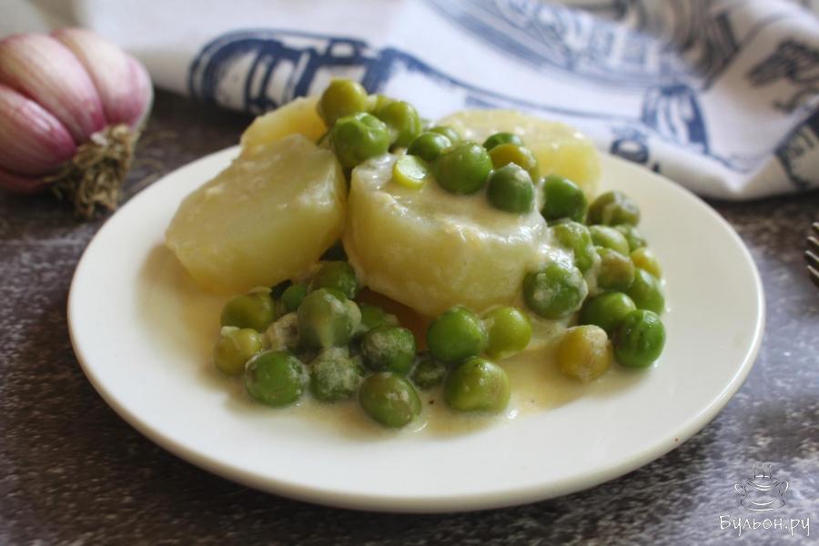 Молодой картофель со свежим зеленым горошком