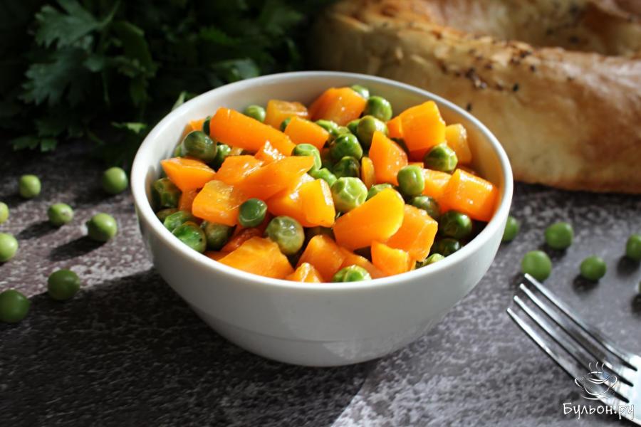 Гарнир из моркови и свежего зеленого горошка