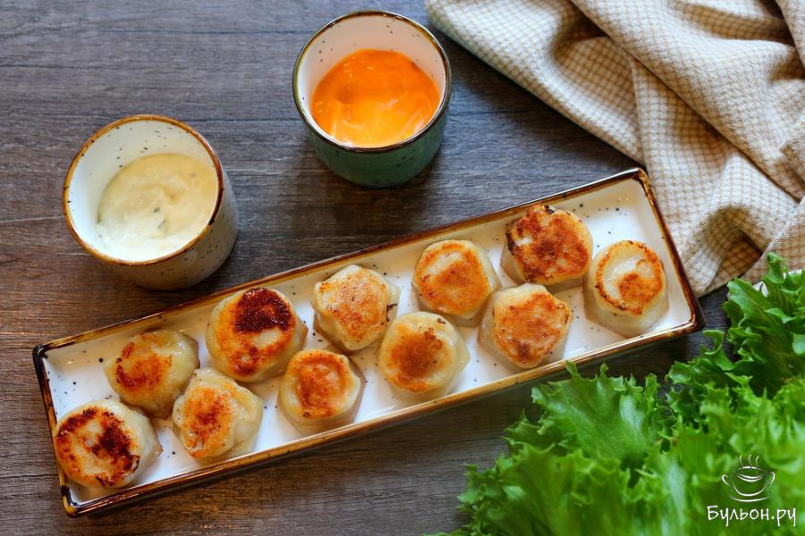 Жареные пельмени на сковороде