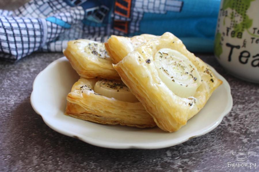 Закусочные слойки из готового теста с луком