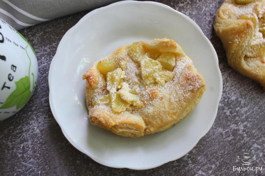 Слойки из готового теста с яблоками и творогом