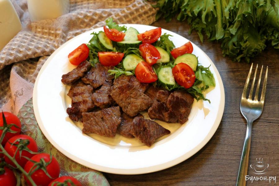 Перченые кусочки говядины на гриле