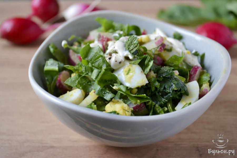 Салат из редиски, зелени и яиц
