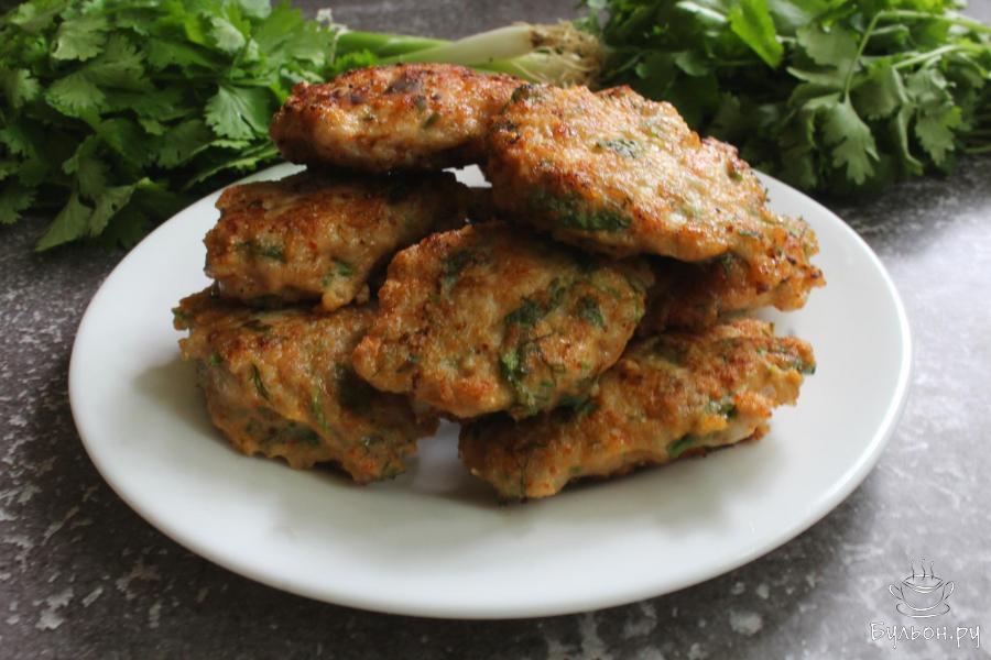 Оладьи из куриного фарша с зеленью и паприкой