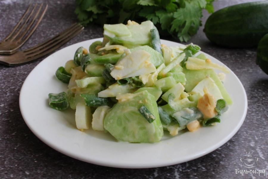 Салат с огурцами, сыром и яйцом
