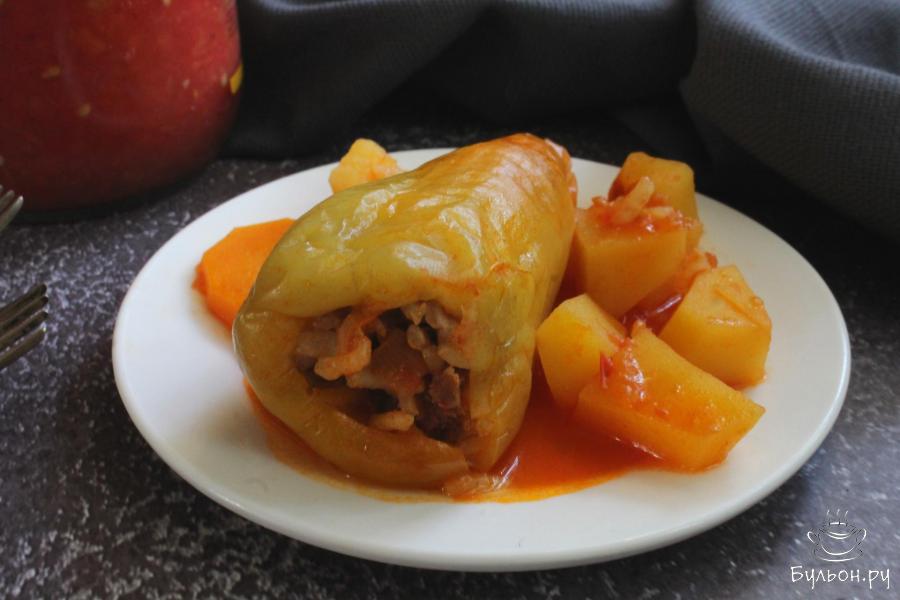 Фаршированные перцы с томатным соусом и овощами