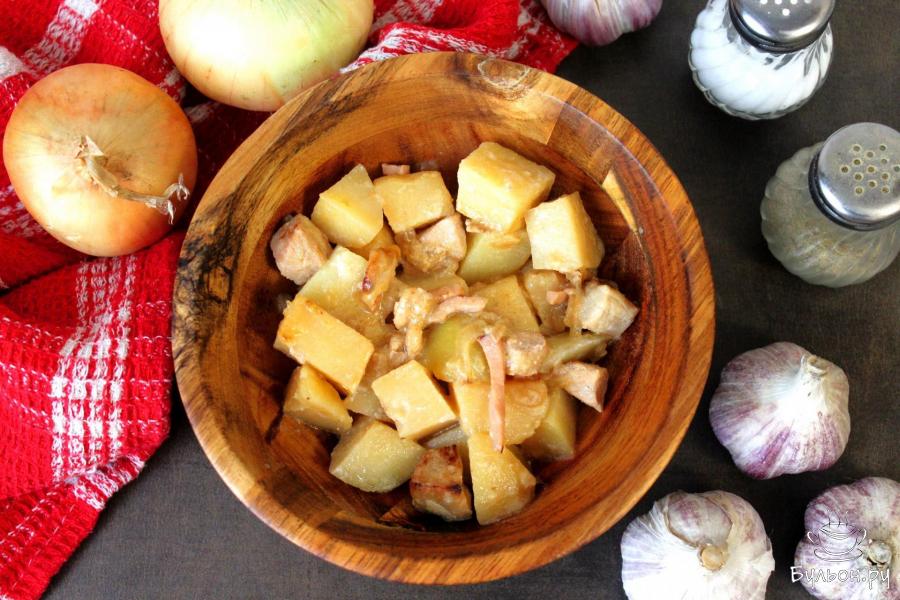 Свинина с картошкой и поджаркой в горшке