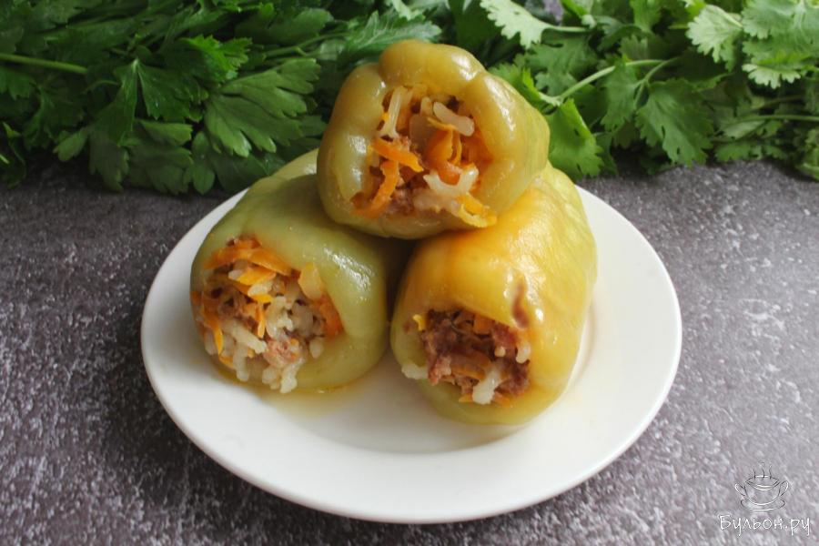 Фаршированные перцы с мясным фаршем, рисом и овощами