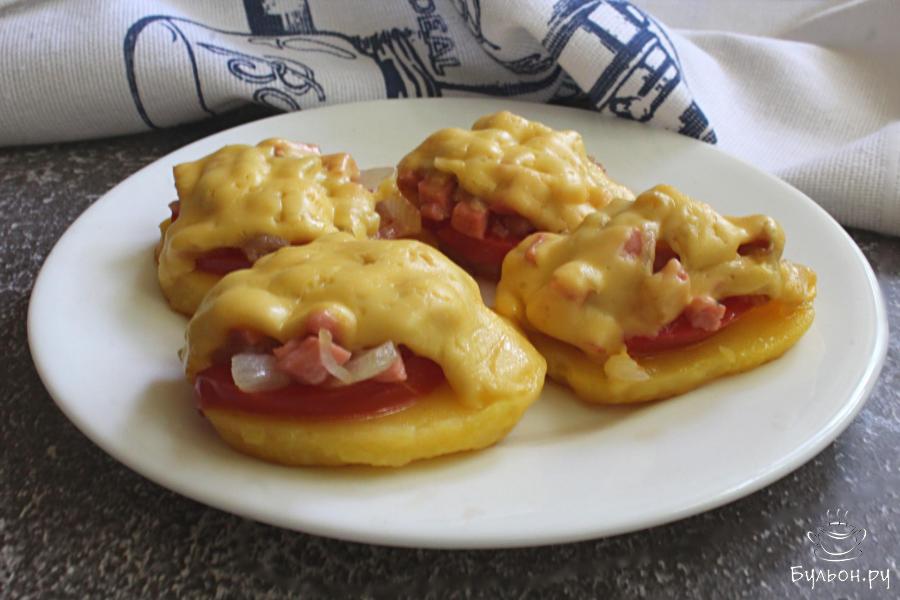 Закуска из вареного картофеля, колбасы и сыра