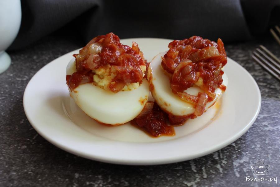 Фаршированные яйца под луковой поджаркой