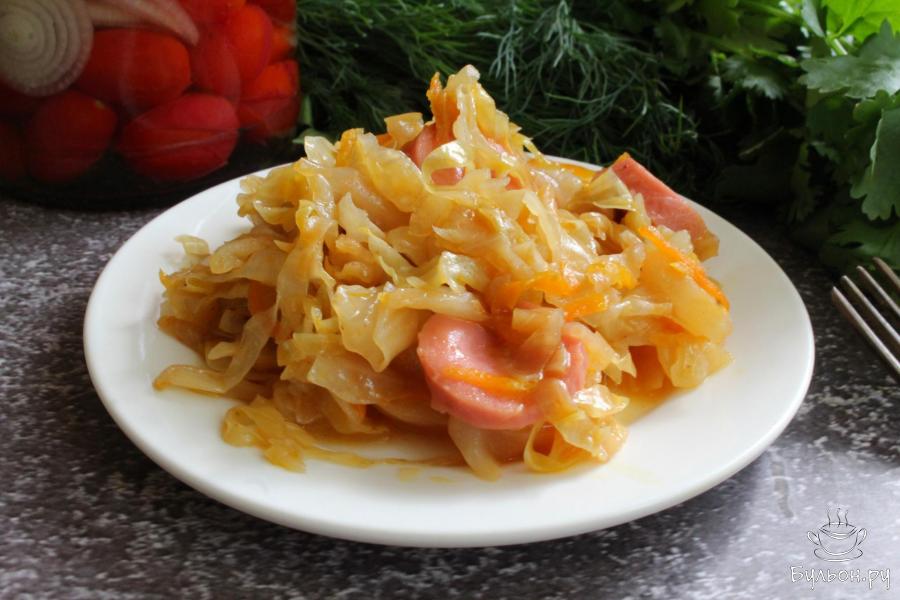 Острая тушеная капуста с сосисками