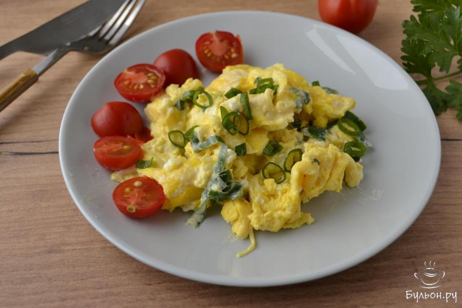 Скрэмбл со сметаной и зеленью