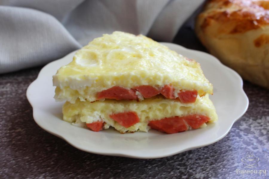 Сырная яичница с сосисками