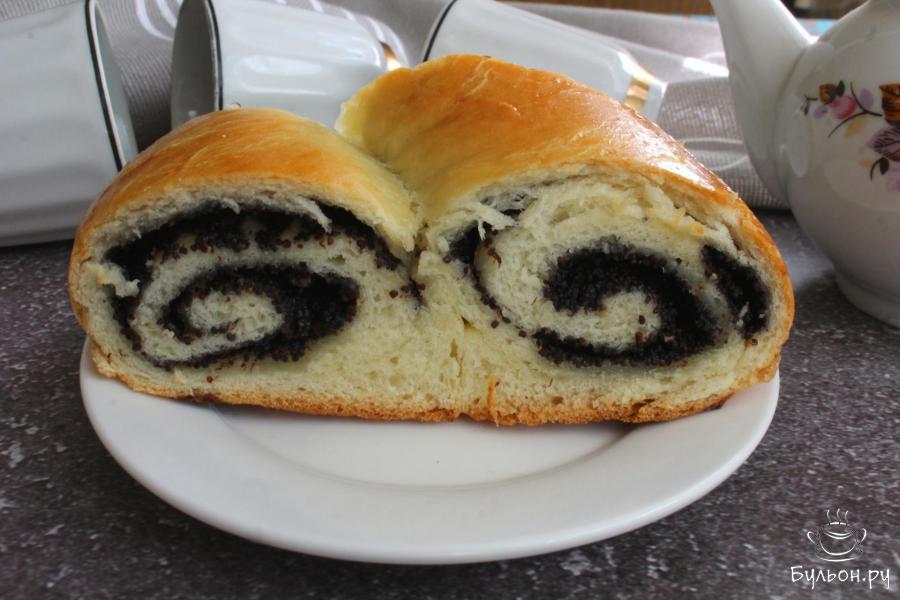 Дрожжевая плетенка с маком