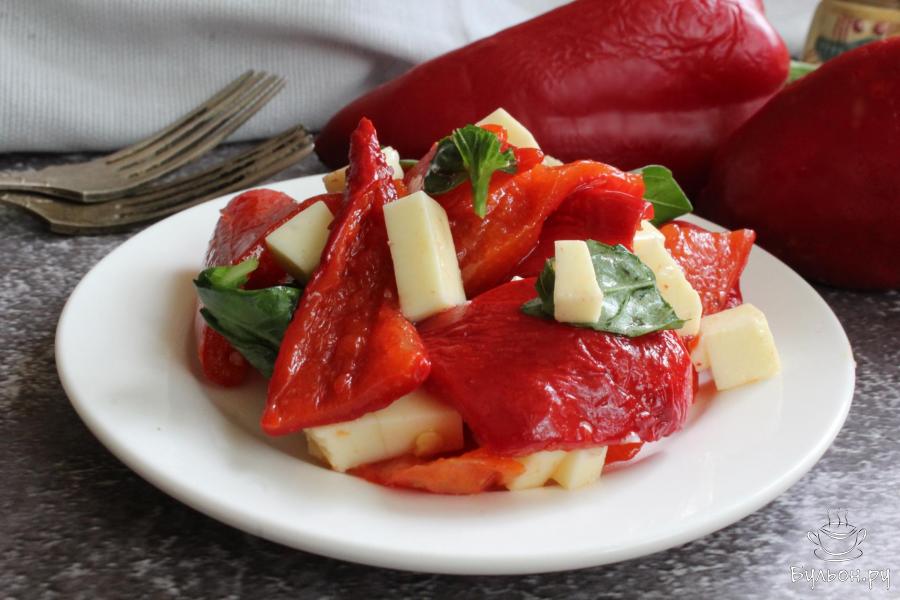 Салат со сладкими печеными перцами, сыром и базиликом