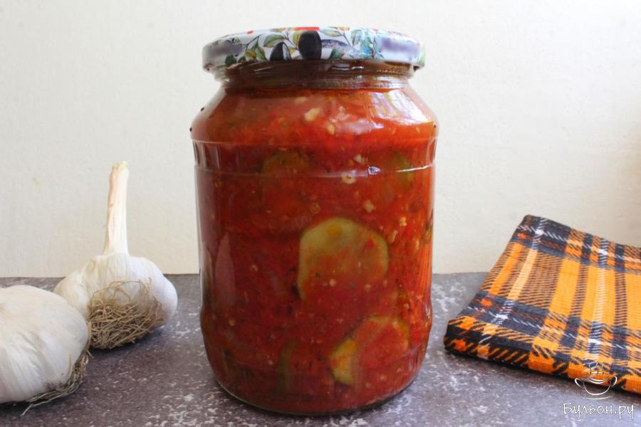 Острый салат из огурцов в томатной заливке на зиму