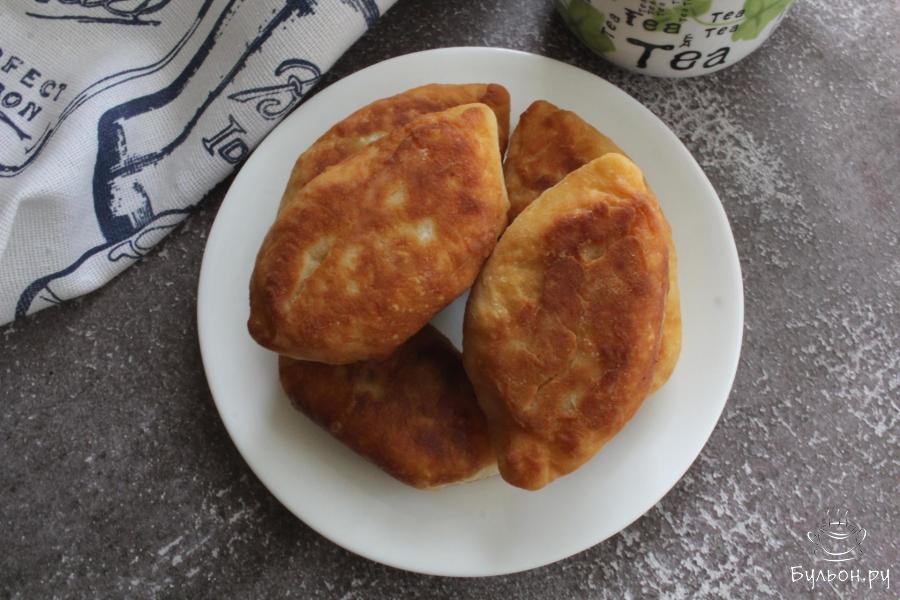 Жареные пирожки с зеленым луком, яйцом и сыром