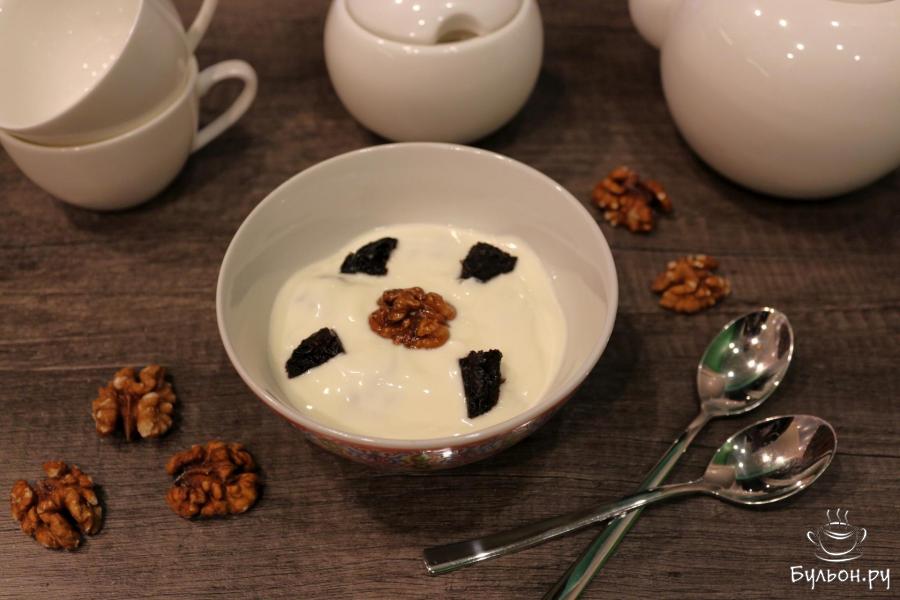 Десерт из чернослива и грецкого ореха в сметане