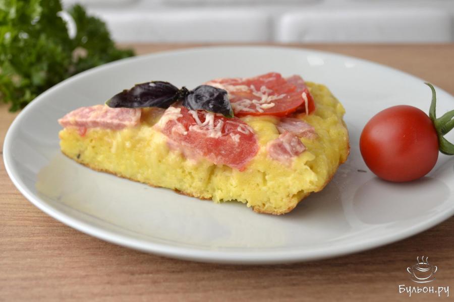 Кабачковая пицца с колбасой и сыром на сковороде