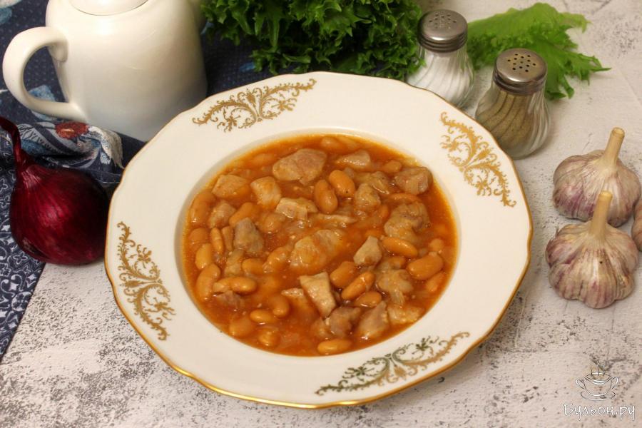 Гуляш из свинины с консервированной фасолью