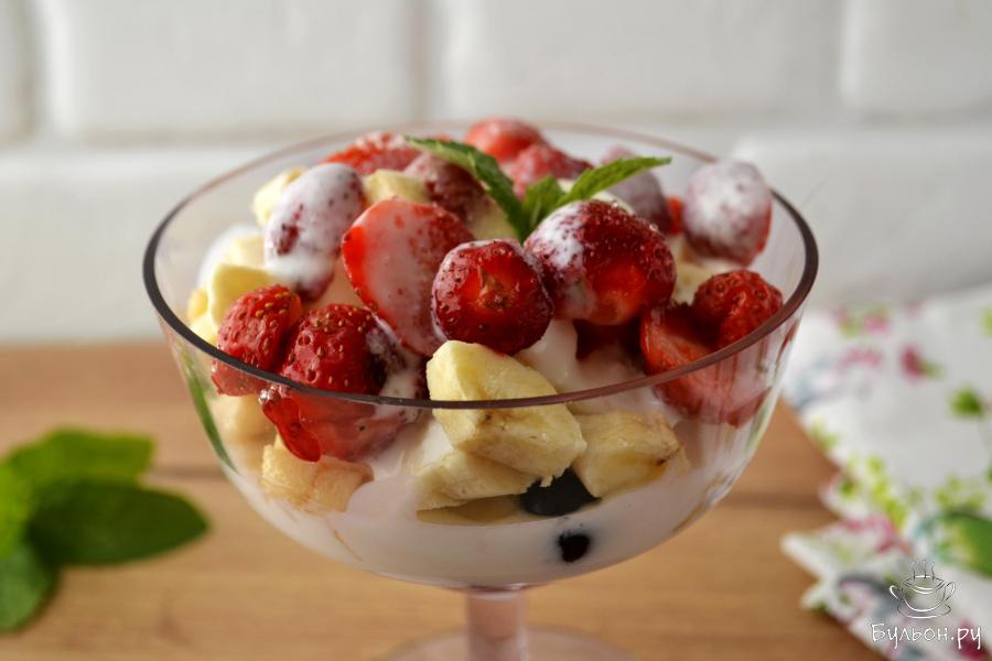 Десерт из черной смородины, клубники и банана с йогуртом