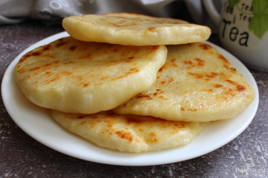 Дрожжевые лепешки с копченым сулугуни