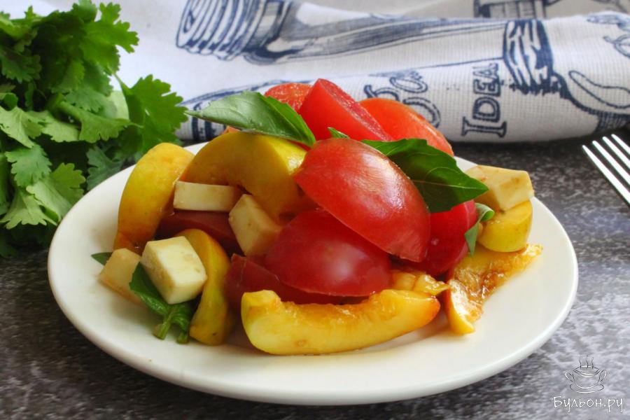Салат из помидоров с моцареллой и нектаринами