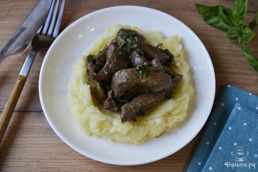 Тушеная говяжья печень со сметаной