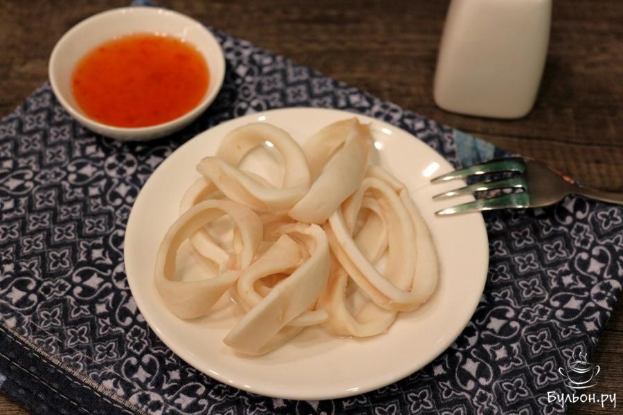 Вареные замороженные кольца кальмара со специями