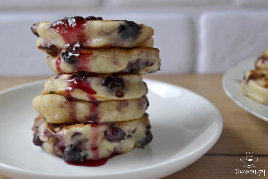 Оладьи на кефире без яиц с иргой на сковороде