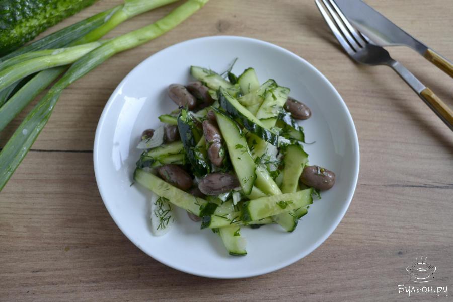 Салат из свежих огурцов с фасолью