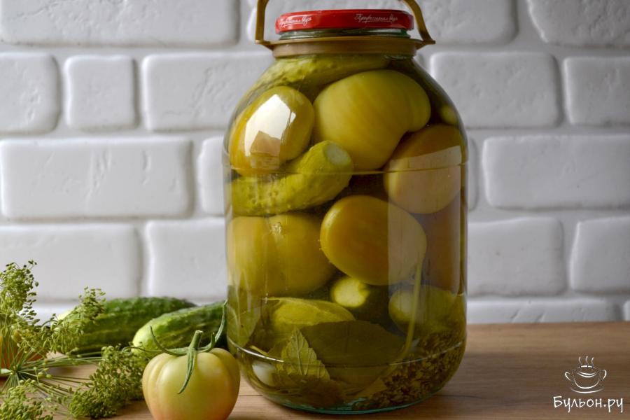 Маринованные огурцы с бурыми помидорами на зиму