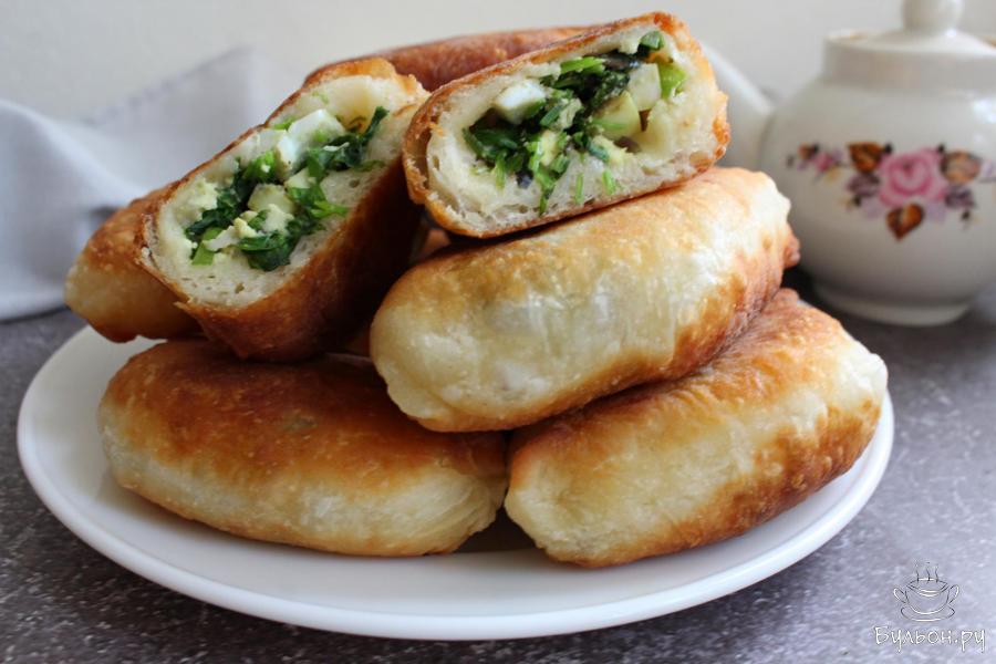 Жареные пирожки на сыворотке с зеленью и яйцом