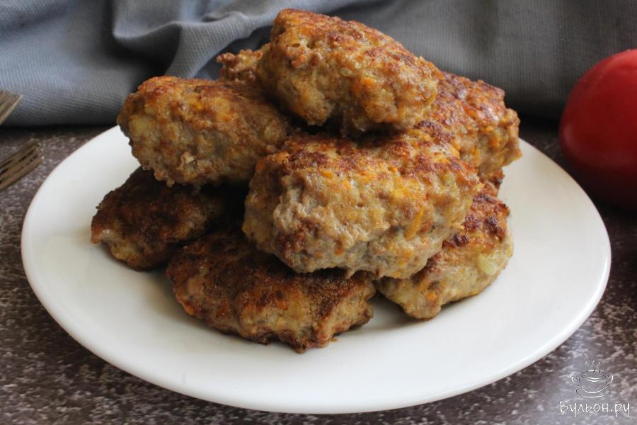 Котлеты из мясного фарша с брынзой на сковороде