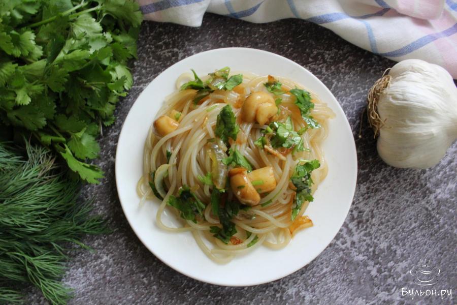 Фунчоза с шампиньонами, луком и болгарскими перцами