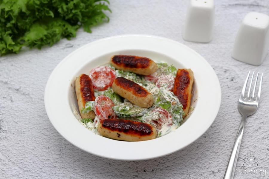 Овощной салат с куриными сосисками
