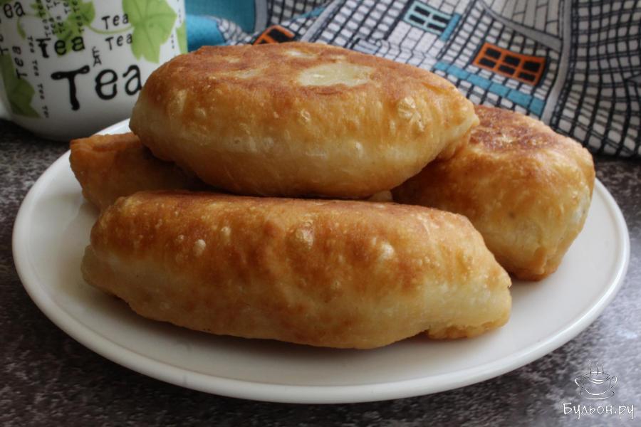 Дрожжевые пирожки с картофельным пюре и сосисками