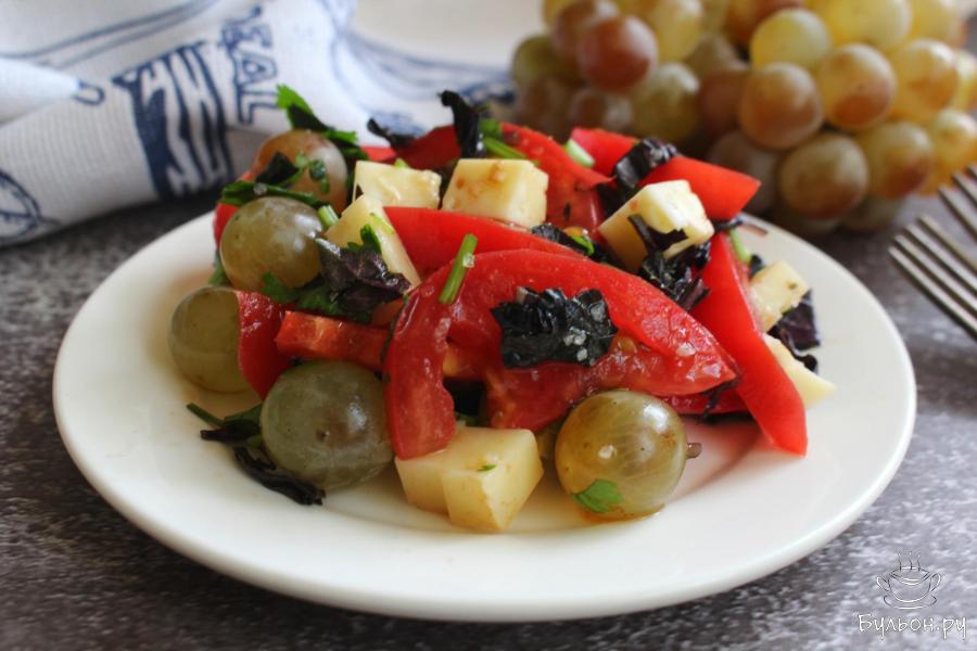 Салат из помидоров, белого кишмиша, сыра и базилика