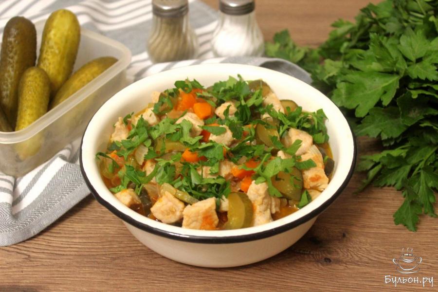 Тушеная свинина с солеными огурцами